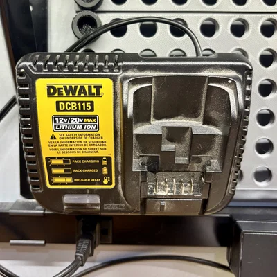 Giá treo bộ sạc pin DeWalt lên Pegboard - Giải pháp gọn gàng