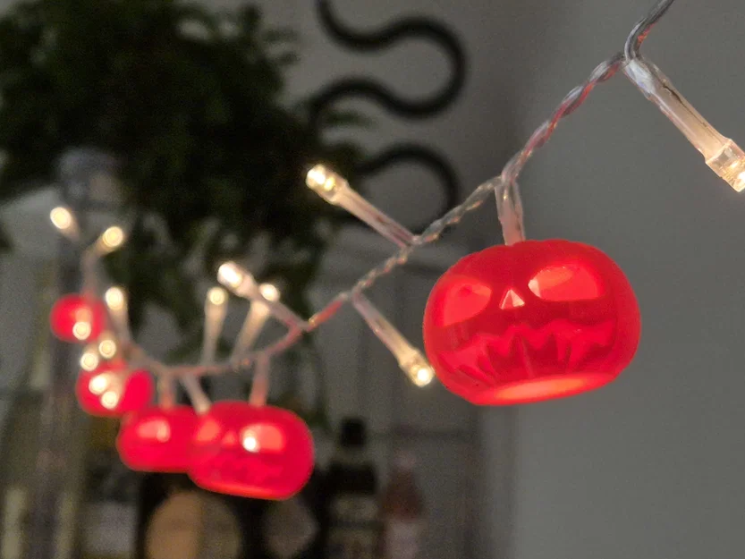 Bản remix Makies Jack-O-Lantern gắn đèn fairy lights - Image 1