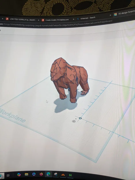 Mô hình Gorilla giữ dây cáp sạc phong cách Low Poly độc đáo - Image 1