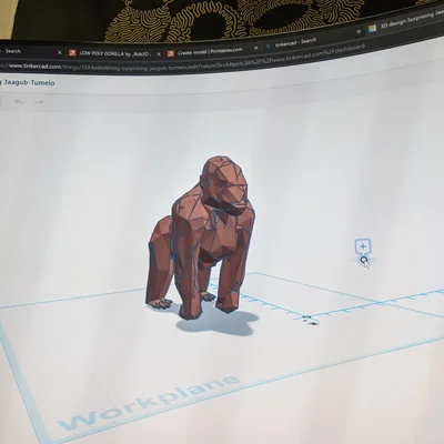 Mô hình Gorilla giữ dây cáp sạc phong cách Low Poly độc đáo