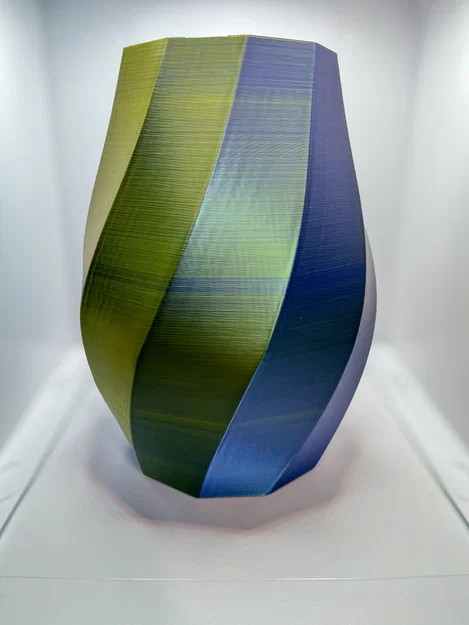 Bình hoa xoắn Twisted Elegant Vase - Image 1