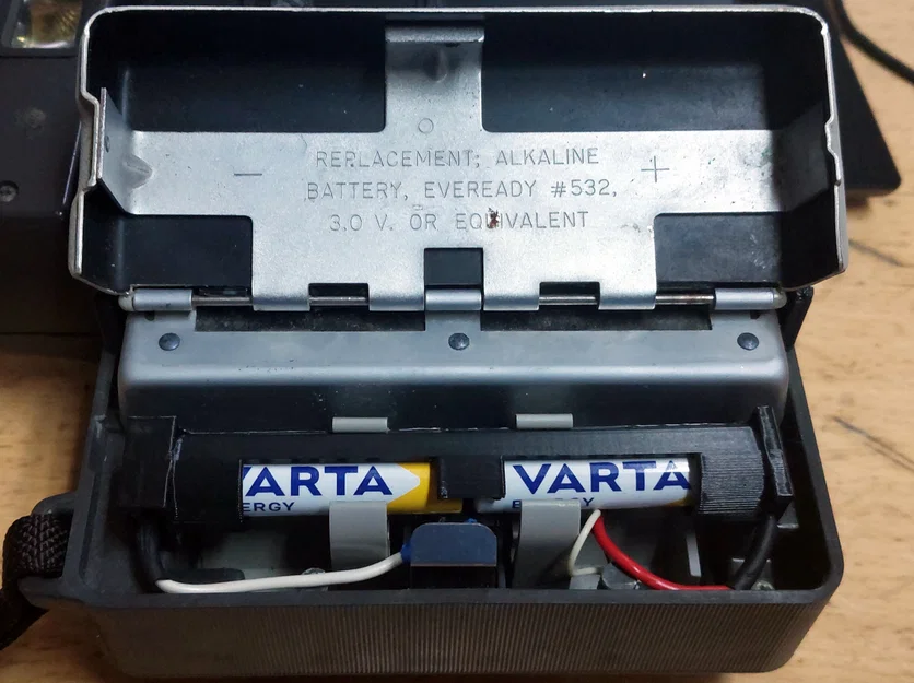 Ngàm chuyển pin 532 sang 2 pin AAA cho máy ảnh Polaroid - Image 1