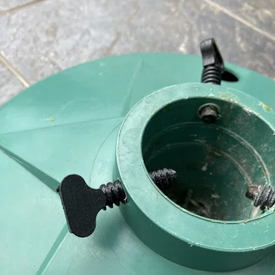 Vít cho chân đế cây thông Noel – Xmass tree stand screw (šroub do stojanu)