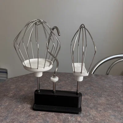 Giá đỡ que đánh trứng 3D tiện lợi giúp bếp gọn gàng