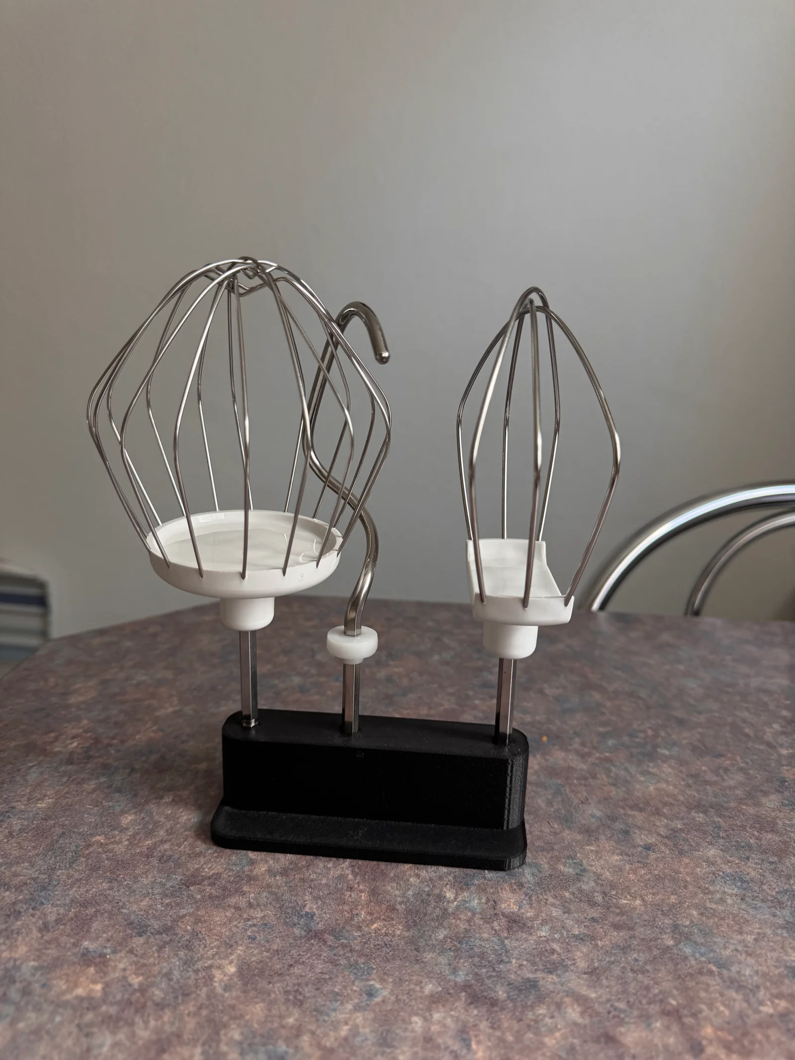 Giá đỡ que đánh trứng 3D tiện lợi giúp bếp gọn gàng 1