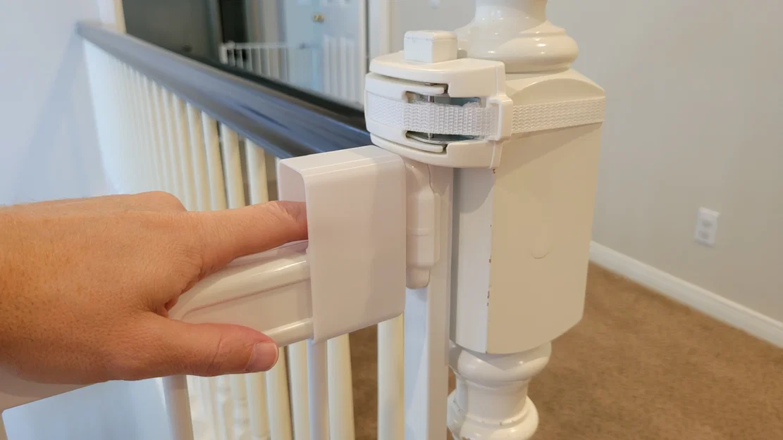 Nắp Che Chốt Cổng Em Bé – Summer Infant Banister Gate - Image 1