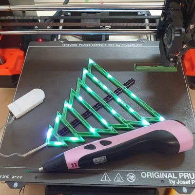 Cây thông Noel trang trí tích hợp đèn LED tự in 3D độc đáo