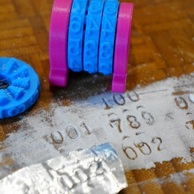 Bộ đếm số và con dấu in 3D xoay đa năng (Stackable number stamp)
