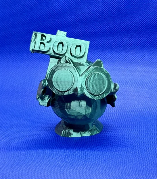 Cú mèo cầm bảng “Boo” (low poly) - Image 1