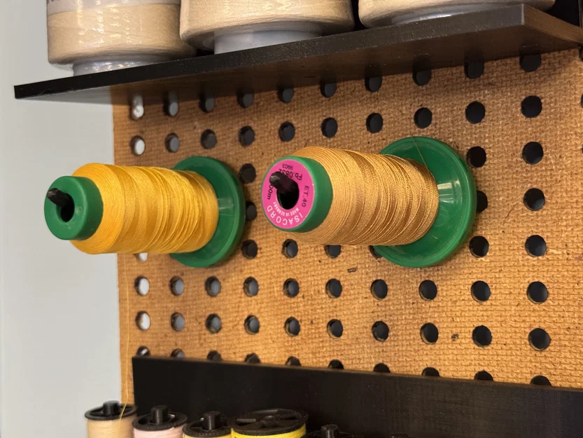 Giá treo cuộn chỉ trên bảng Pegboard - Giải pháp sắp xếp gọn gàng - Image 1