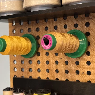 Giá treo cuộn chỉ trên bảng Pegboard - Giải pháp sắp xếp gọn gàng