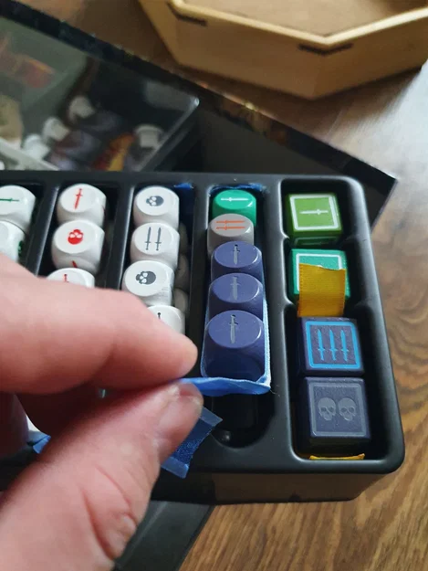 Dụng cụ lấy xúc xắc cho board game Karak 2 (Karak 2 Dice Lifter) - Image 1