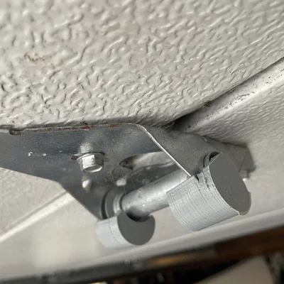 Ốp che bản lề cửa garage