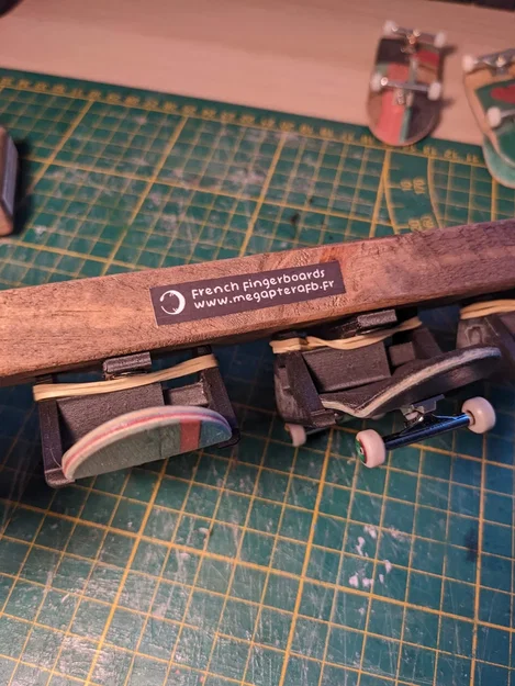 Giá treo tường deck fingerboard - Image 3