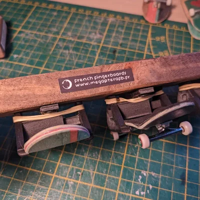 Giá treo tường deck fingerboard