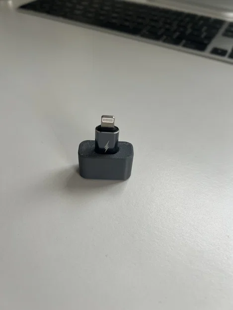 Khay Giữ Adapter Lightning Sang USB-C Có Nam Châm Tiện Lợi - Image 1