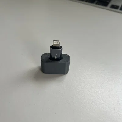 Khay Giữ Adapter Lightning Sang USB-C Có Nam Châm Tiện Lợi