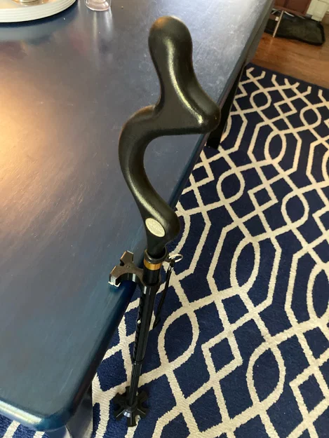 Cane Table Rest v2 – Kẹp lò xo gác gậy lên mép bàn - Image 1