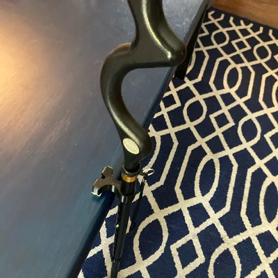 Cane Table Rest v2 – Kẹp lò xo gác gậy lên mép bàn