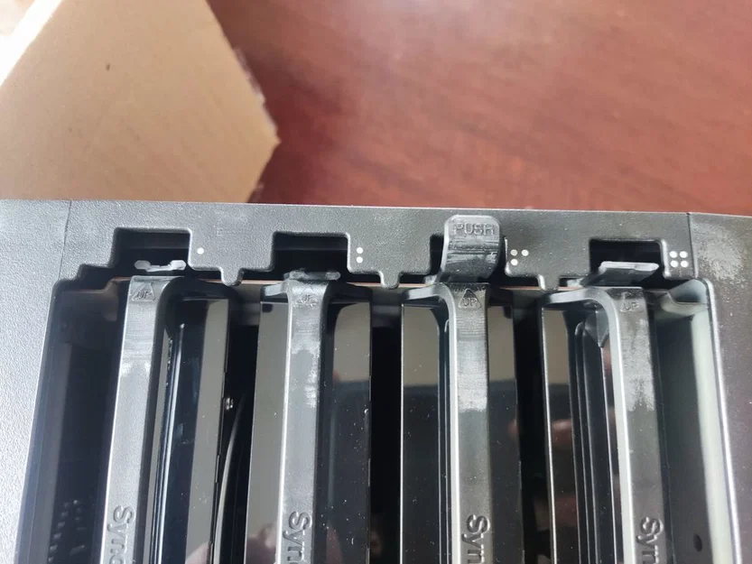 Thay thế lẫy khóa khay ổ cứng Synology (HDD Tray Lock) in 3D - Image 1