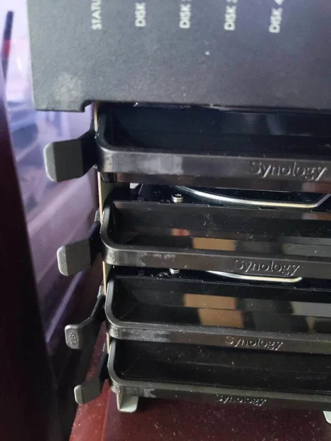 Thay thế lẫy khóa khay ổ cứng Synology (HDD Tray Lock) in 3D - Image 2