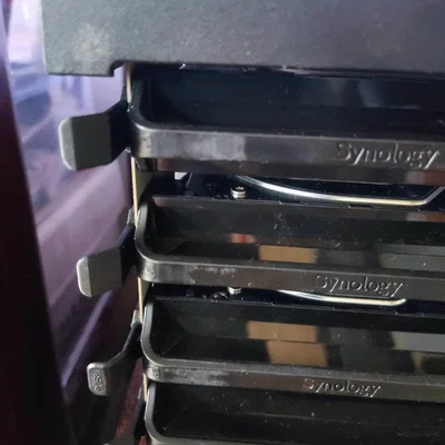 Thay thế lẫy khóa khay ổ cứng Synology (HDD Tray Lock) in 3D