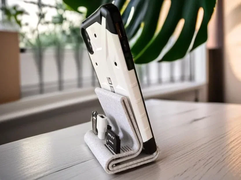 Kệ đỡ điện thoại kèm ngăn USB-C & A / SD & MicroSD - Image 1