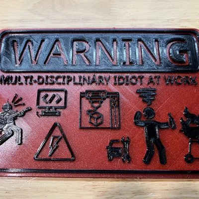Bảng cảnh báo: Idiot đa ngành đang làm việc (Multi-Disciplinary Idiot at Work)