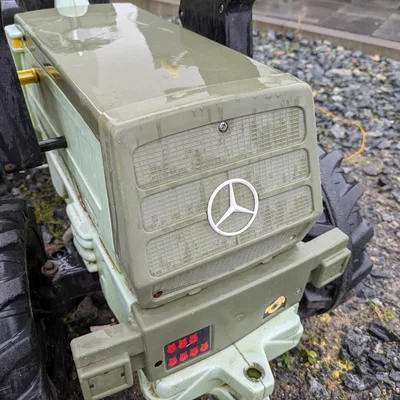 Logo ngôi sao Mercedes thay thế cho xe máy cày Rolly Toys FarmTrac