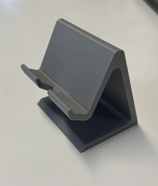 Giá đỡ điện thoại 3D để bàn thiết kế thông minh, có khe luồn dây sạc - Image 1