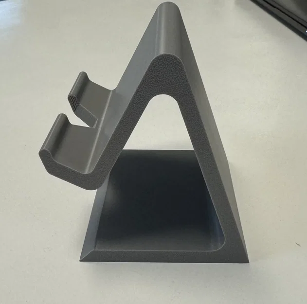 Giá đỡ điện thoại 3D để bàn thiết kế thông minh, có khe luồn dây sạc - Image 3