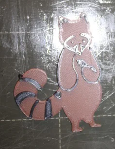 Mô hình trang trí chú gấu mèo Raccoon hai màu siêu đáng yêu - Image 2