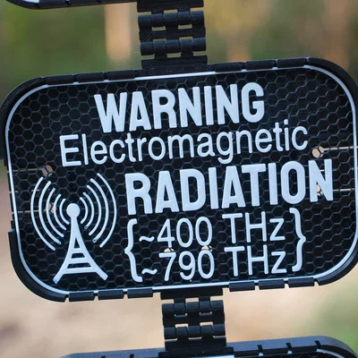 Biển cảnh báo EMR (Warning: Electromagnetic Radiation)