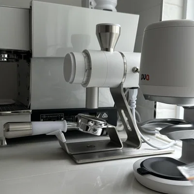Đế đỡ tay cầm Zerno cho La Marzocco Bottomless và cán Pesado
