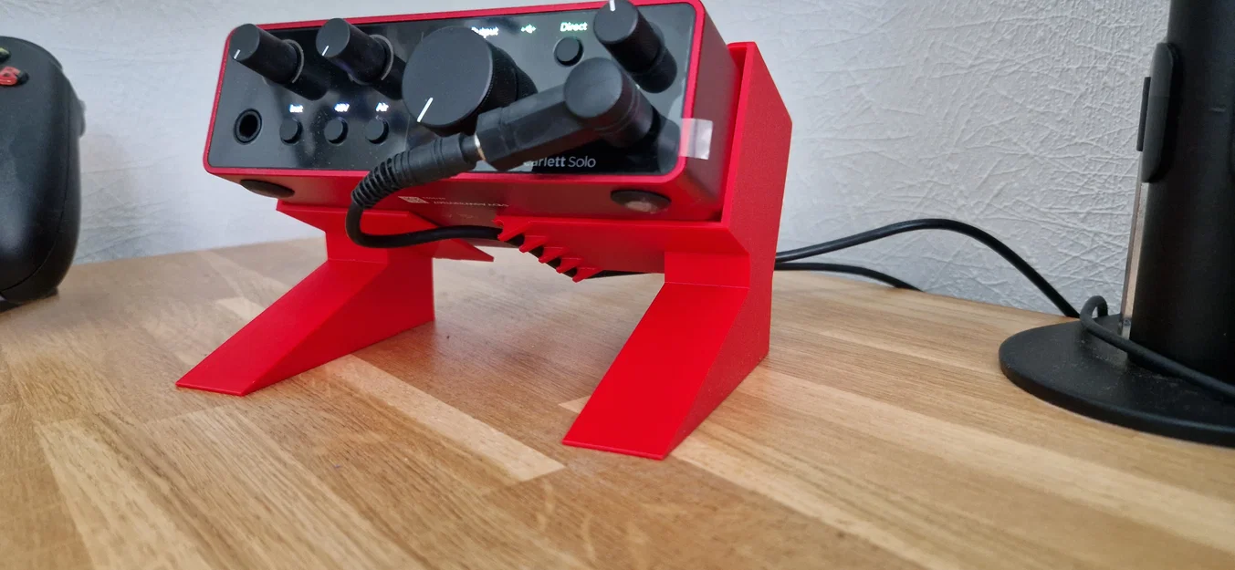 Giá đỡ để bàn cho Focusrite Scarlett Solo 4th Gen kèm móc giữ dây - Image 1
