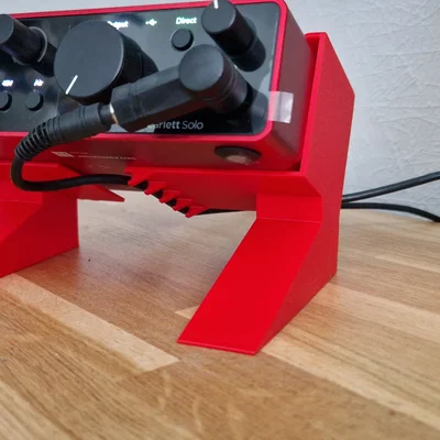 Giá đỡ để bàn cho Focusrite Scarlett Solo 4th Gen kèm móc giữ dây