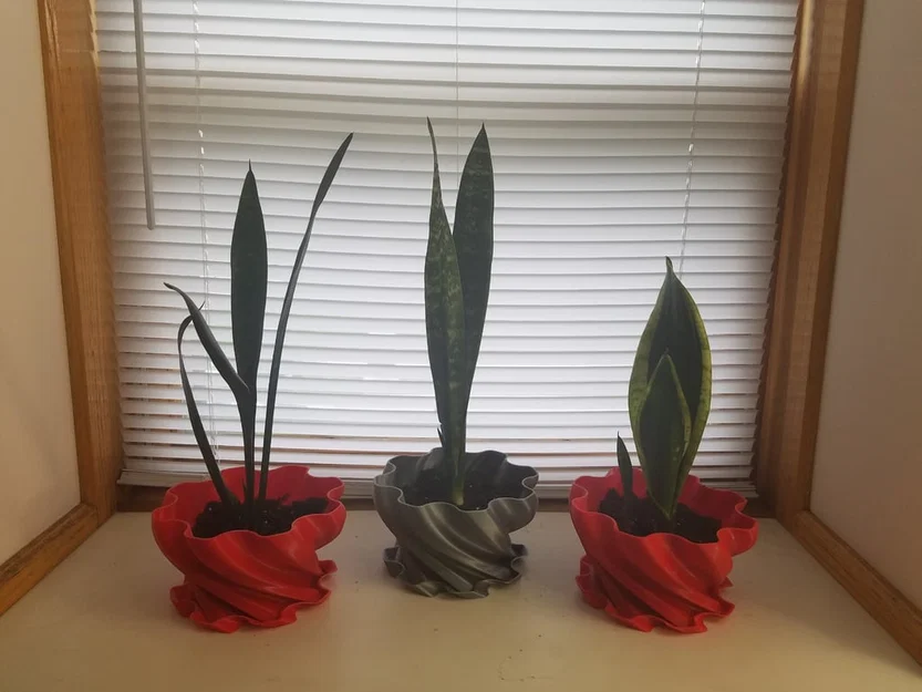 Chậu Trồng Cây Xoắn Lớn (Large Torqued Planter) - Image 1