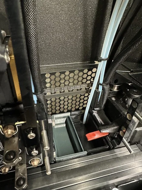 Prusa XL: Debris Bucket dock phải có lỗ thoát ống PTFE trong enclosure (TPU) - Image 1