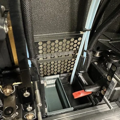 Prusa XL: Debris Bucket dock phải có lỗ thoát ống PTFE trong enclosure (TPU)