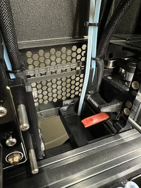 Prusa XL: Debris Bucket dock phải có lỗ thoát ống PTFE trong enclosure (TPU) - Image 2