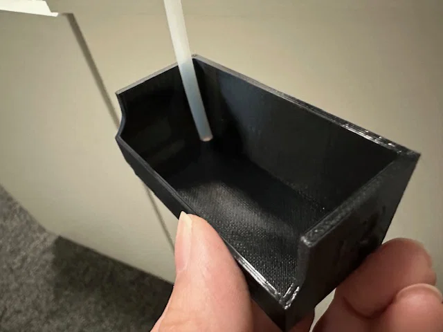 Prusa XL: Debris Bucket dock phải có lỗ thoát ống PTFE trong enclosure (TPU) - Image 3