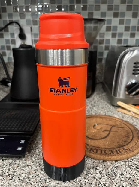 Boot TPU gắn AirTag cho Stanley Trigger-Action Travel Mug 16oz/20oz - Image 1