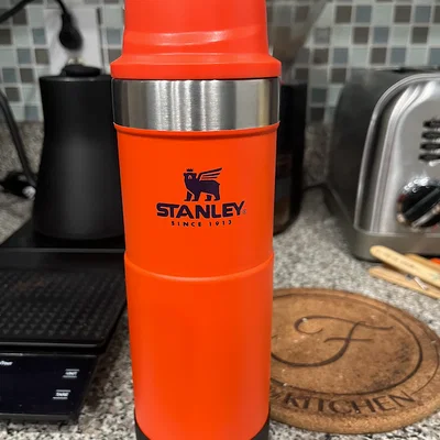 Boot TPU gắn AirTag cho Stanley Trigger-Action Travel Mug 16oz/20oz