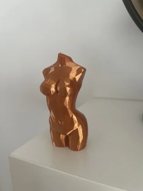 Mô hình tượng nữ thân mình Low Poly trang trí nghệ thuật - Image 1