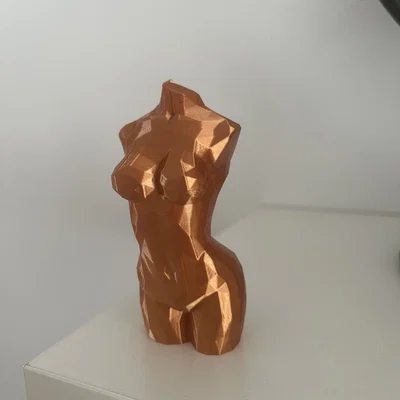 Mô hình tượng nữ thân mình Low Poly trang trí nghệ thuật