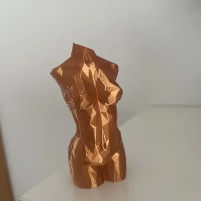 Mô hình tượng nữ thân mình Low Poly trang trí nghệ thuật