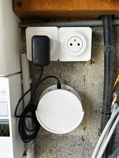 Giá treo tường 3D cho bộ mở rộng sóng Wi-Fi Freebox siêu gọn - Image 1