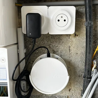 Giá treo tường 3D cho bộ mở rộng sóng Wi-Fi Freebox siêu gọn