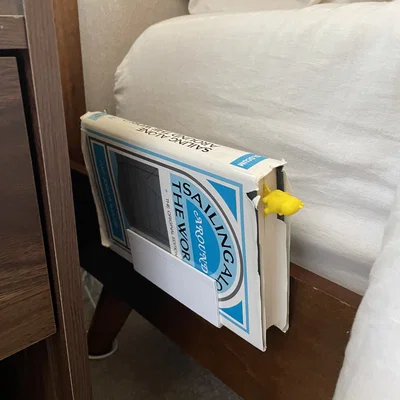 Giá đỡ sách đơn giản gắn cạnh giường (Simple Bedside Book Holder)