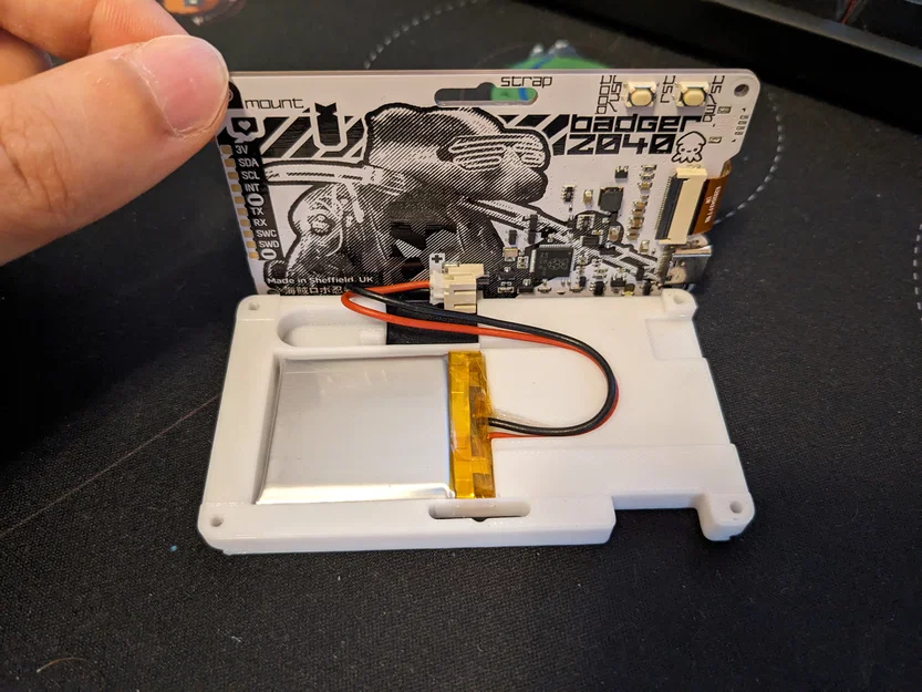 Remix nắp Badger 2040 cho LiPo (Badger 2040 cover LiPo remix) - Image 1